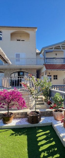 Apartment Blumen Garten Familie Tribunj