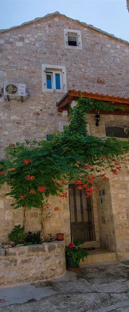 House Stone house in center Jelsa