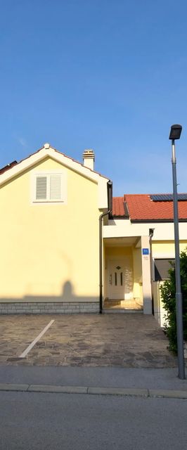 Apartments Angie Njivice