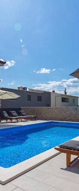 Apartments Villa Milas with pool Jesenice