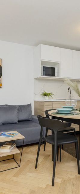 Al. Solidarności 82/126