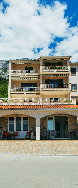 Apartments Lovre Brela