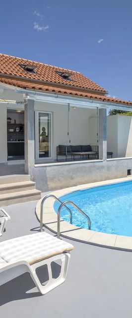 House Baras garden Mirca