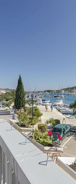 House Blue Island Jezera