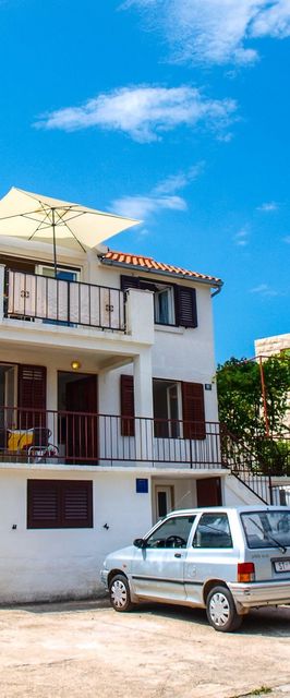 Apartment Jela Postira