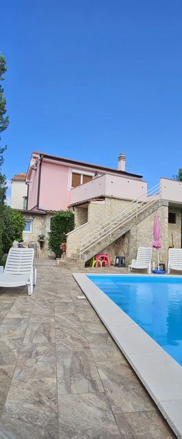 Holiday House Kate Malinska