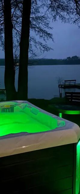 Domek na brzegu jeziora