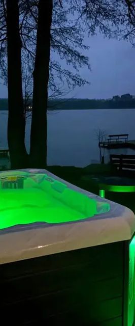 Domek na brzegu jeziora