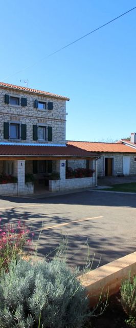 House Castello s velikom okućnicom Kastelir