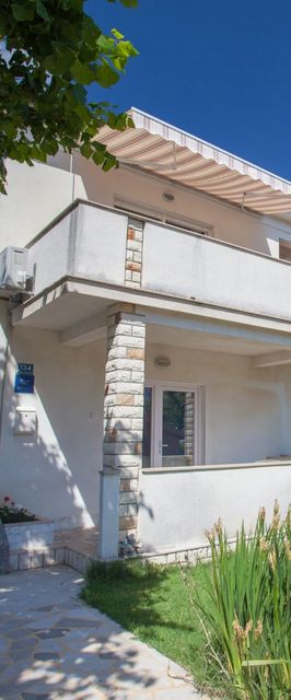 Apartments & rooms Dekanic Baska