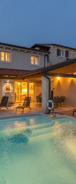 Villa Nar s bazenom i predivnim panoramskim pogledom na more Sveti Lovrec