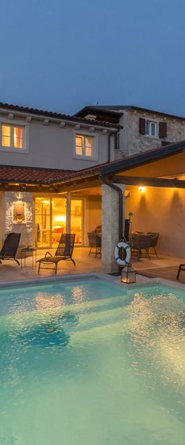 Villa Nar s bazenom i predivnim panoramskim pogledom na more Sveti Lovrec