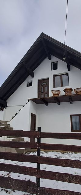 Cabana Pe un Picior de Plai Măgura