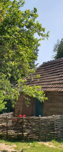 Casa Strâmbă Zece Hotare