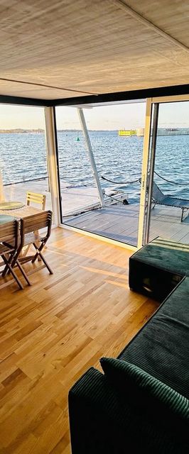 Dom Mindset Houseboats Puck