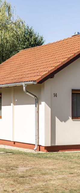 D9 Horgásznyaraló – vízparti gerendaház jakuzzival Hövej