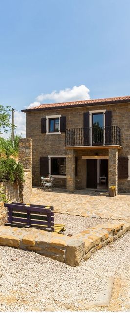House Deja Momjan