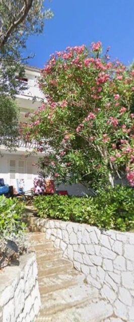 Apartmanok és Szobák Parkolóhellyel Banjol, Rab - 24964 Banjol