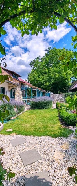 Estate by the creek Vászoly