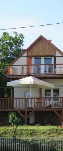 Laura Apartmanház Révfülöp