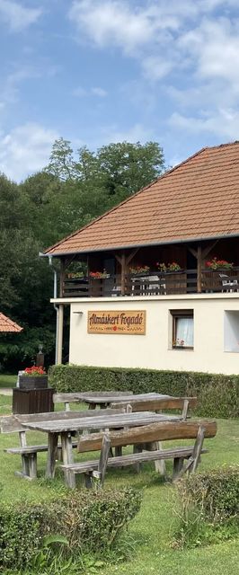 Almáskert Fogadó Zebegény