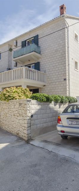 Apartments Tonko Postira