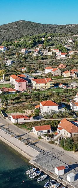 Apartments Mladen Vinisce