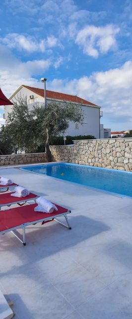 Apartmanok és Szobák Medencével Novalja, Pag - 9334 Novalja