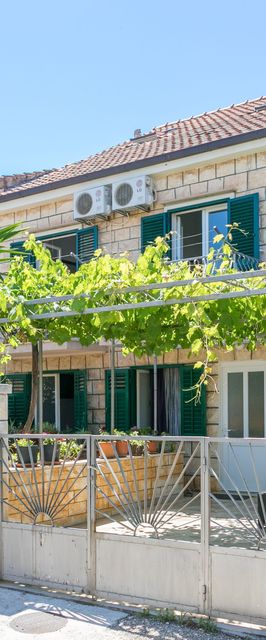 Apartmanok és Szobák Parkolóhellyel Supetar, Brac - 5658 Supetar