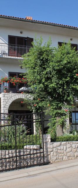 Apartmanok Parkolóhellyel Selce, Crikvenica - 2404 Selce