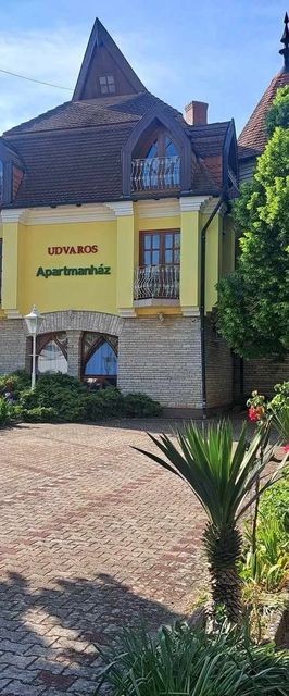 Udvaros Apartmanház Balatonlelle