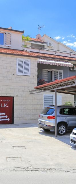 Apartmanok és Szobák Parkolóhellyel Trogir - 4814