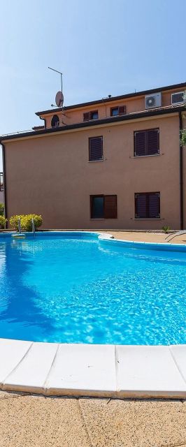 Apartments With Swimming Pool Novigrad - 7078