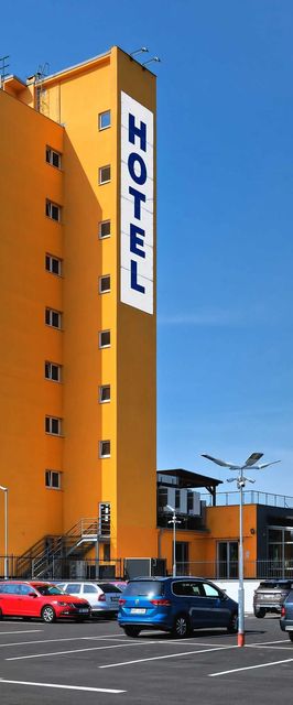 HOTEL AURA PRAHA design & garden wellness pool Praha