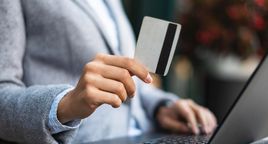 Karta kredytowa czy debetowa: najważniejsze różnice i którą wybrać?