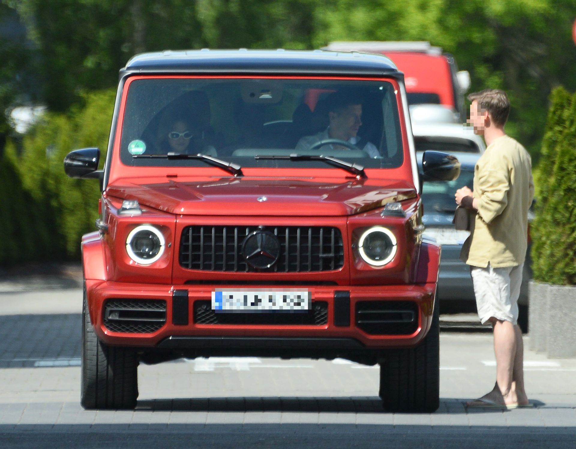 Robert Lewandowski Juz Wrocil Do Polski Wozi Sie Autem Za Milion Zdjecia Pudelek