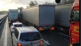 Zablokowane drogi we Francji powodują potężne straty firm transportowych z Polski.