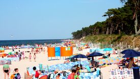 Sezon nad Bałtykiem trwa krótko, więc gminy chcą zachęcić do przyjazdu możliwie wielu turystów.