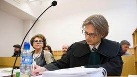 Miejska rzecznik konsumentów Małgorzata Rothert i pełnomocnik frankowiczów Iwo Gabrysiak podczas rozprawy przed łódzkim Sądem Apelacyjnym