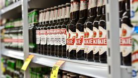 Polacy kochają piwo. Najbardziej jasne i pianką