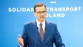 Eksperci zarzucają premierowi, że rozwiązania ws. składek ZUS służy sfinansowaniu wyborczych obietnic.