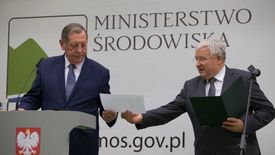 Kazimierz Kujda (na zdjęciu z ówczesnym ministrem środowiska Janem Szyszko) ma wsparci szefa resortu Henryka Kowalczyka.