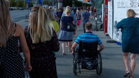 Rząd zapewnia, że za pensją minimalną wzrosną i wynagrodzenia klasy średniej. Nie każdy jednak w to wierzy