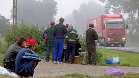 Bezrobotni Ukraińcy i Polacy czekają na oferty jakiejkolwiek pracy: zrywanie owoców, kopanie rowów, sprzątanie. Zdjęcie wykonane w 2003 roku na Błoniach