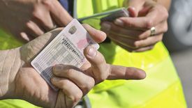 Jeśli przepisy wejdą w życie, mandat za prowadzenie samochodu mimo utraty uprawnień, będzie wynosił 450 zł.