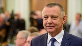 Marian Banaś nie zamierza składać broni ani urzędu. PiS musi rozważyć kilka wariantów odwołania prezesa NIK.