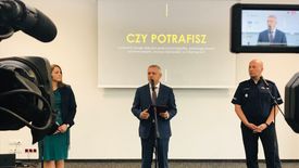 Konferencja na temat zagrożeń czyhających na dzieci w internecie. Od lewej: Martyna Różycka z NASK, minister cyfryzacji Marek Zagórski, Tomasz Pawlicki z Komendy Głównej Policji..