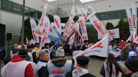 Członkowie "Solidarności" przyjechali z całej Polski przed siedzibę Castoramy.