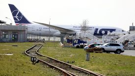 Koronawirus w Polsce. Operacja "Lot do domu" na warszawskim lotnisku Okęcie