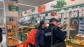 Agrounia wzywa policję do sklepu.
